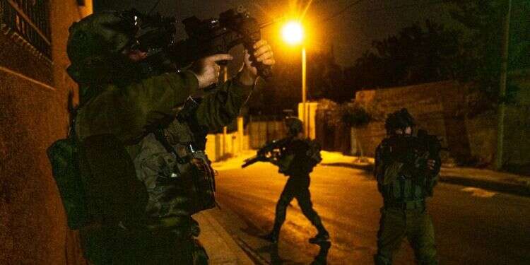 כוחות הביטחון במצוד אחר מחבלים, אילוסטרציה. צילום: דובר צה מצוד אחר המחבל מהפיגוע בבקעה; 17 מבוקשים נעצרו