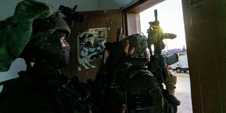 כוחות הביטחון במצוד אחר מחבלים. צילום: דובר צה מצוד אחר המחבל מהפיגוע בבקעה; 17 מבוקשים נעצרו