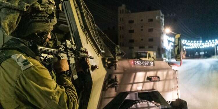 מצוד אחר המחבל מהפיגוע בבקעה; 17 מבוקשים נעצרו