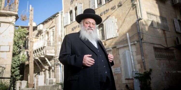 גולדקנופף מחוץ למשרדי רשת