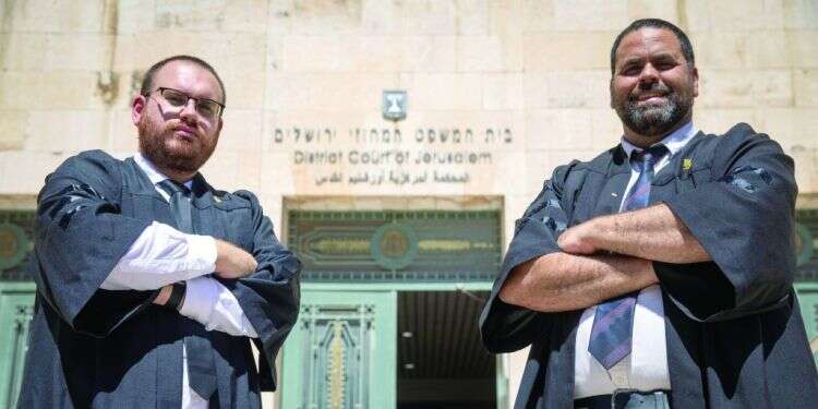 נפגעי התנכלויות לאומניות משיבים מלחמה בתביעות פיצויים אזרחיות