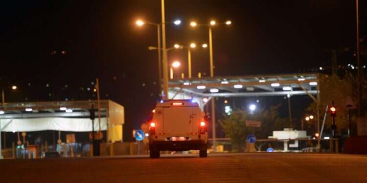 מחסום ג'למה. צילום: גיל אליהו-ג׳יני האם רישיונות העבודה לפלסטינים הפכו לרישיון לטרור?