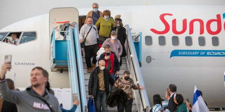 עולים מאוקראינה יורדים מהמטוס בנתב דרוש משרד הגירה: לוודא שישראל תישאר מדינת הלאום של העם היהודי
