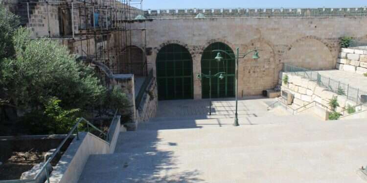 יציאת החירום באורוות שלמה. אין כניסה ליהודים תחת שלטון ישראל: פחות חופש ליהודים בהר הבית מאשר בימי המנדט