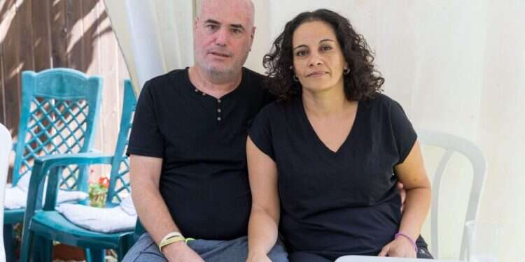 איתן ועינב ברוך בביתם, אתמול. צילום: לירון מולדובן "מישהו יזכה בעיניים השמחות, ואנחנו נישאר עם הדמעות": משפחת החייל שנפל בשומרון נפרדת