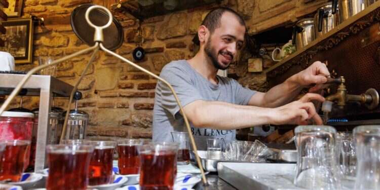 דוכן תה בשוק. צילום: אנצ'ו גוש, ג'יני הרוכלים באיסטנבול מחכים בכיליון עיניים לשובם של הישראלים