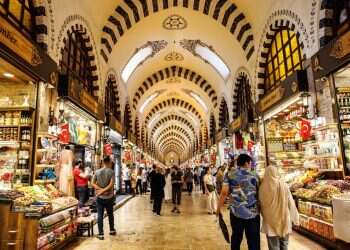 הרוכלים באיסטנבול מחכים בכיליון עיניים לשובם של הישראלים