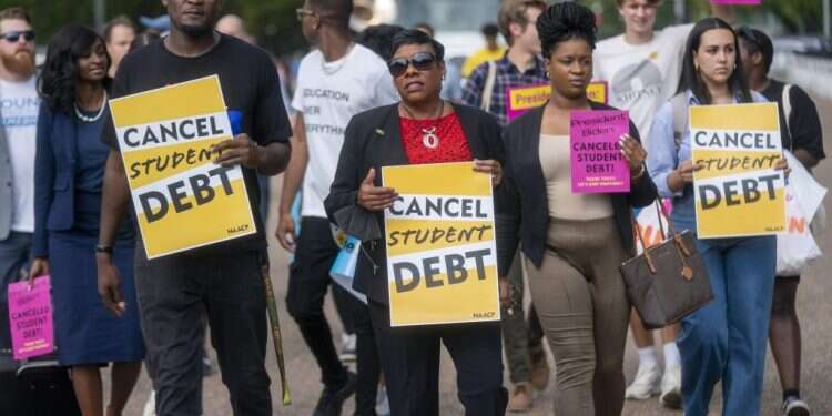 סטודנטים מפגינים למין ביטול החובות האקדמיות שלהם. צילום: EPA פתיחת שנת הלימודים: הלוואות הסטודנטים שוברות צעירים בארה"ב – כדאי שישראלים ישימו לב