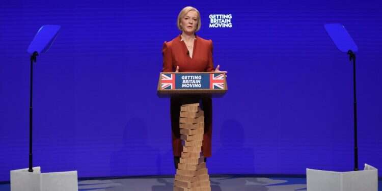 ראש ממשלת בריטניה מתעקשת: הפחתת המיסים תגדיל את הכנסות הממשלה