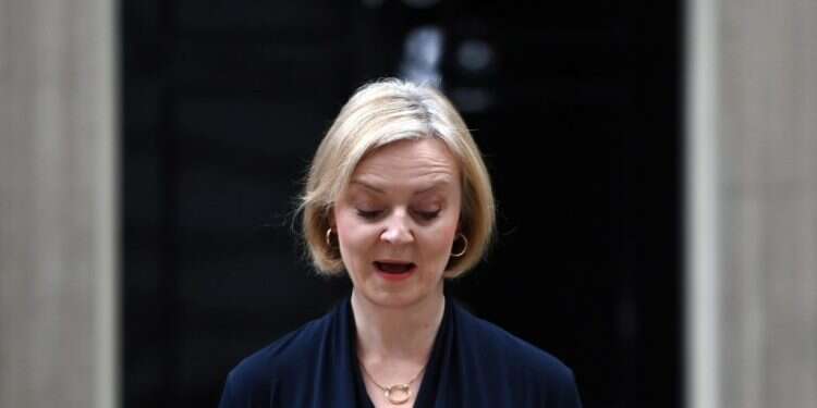 ליז טראס מכריזה על התפטרותה מראשות הממשלה. צילום: EPA ג'ונסון יחזור לראשות הממשלה? בבריטניה ממהרים להחליף את ליז טראס