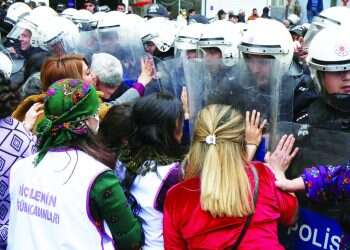 שוברות מסך: הפמיניסטיות הטורקיות מגייסות את הממסד למאבק באלימות נגד נשים