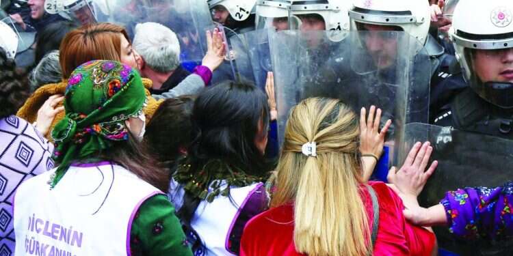 שוברות מסך: הפמיניסטיות הטורקיות מגייסות את הממסד למאבק באלימות נגד נשים