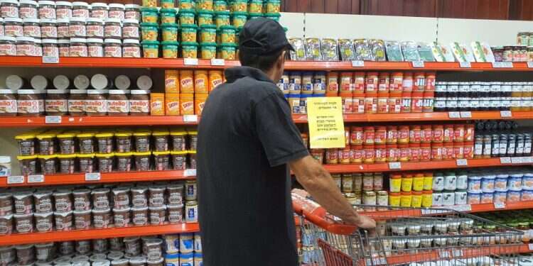 המרד בדרך? שוק פייסל הגדול בנהריה, השבוע. צילום: יאיר קראוס הרשתות הגדולות מאיימות על היבואנים: נחרים מוצרים שמחיריהם יעלו