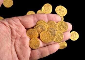 מטמון הזהב שנחשף בבניאס. צילום: דפנה גזית, רשות הטבע והגנים מטמון בצפון: עשרות מטבעות זהב בני כ-1,400 שנה