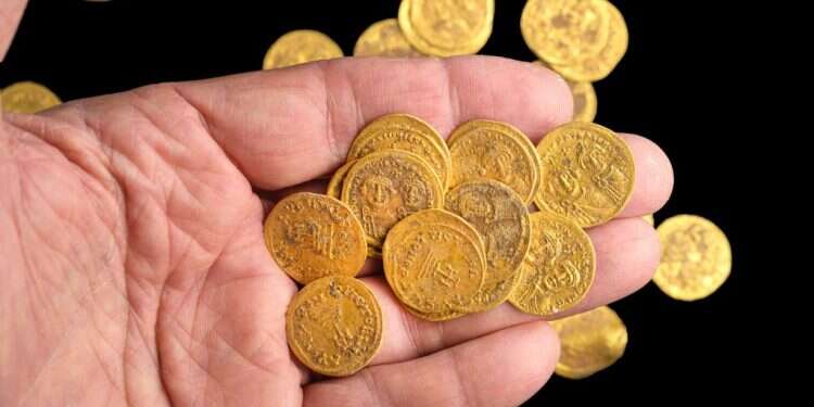 מטמון הזהב שנחשף בבניאס. צילום: דפנה גזית, רשות הטבע והגנים מטמון בצפון: עשרות מטבעות זהב בני כ-1,400 שנה