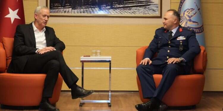 שר הביטחון גנץ עם ראש הפרוטוקול הטורקי ארטונץ' ארטופנלי, שלשום. צילום: אלעד מלכה ביקור גנץ בטורקיה: לקראת שיתופי פעולה מודיעיניים רגישים