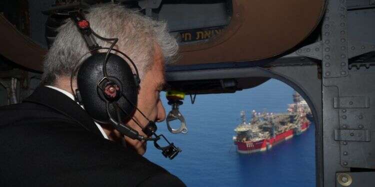 הלבנונים נתנו לו סולם ירידה מהעץ. לפיד מעל אסדת כריש. צילום: עמוס בן גרשום/לע קמפיין הגז האומלל של יש עתיד