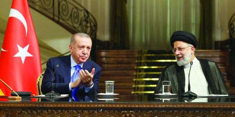 ארדואן במסיבת עיתונאים בטהרן עם נשיא איראן ראיסי, בחודש יולי. צילום: איי.אף.פי חיבוק לחמאס וקשרים מתהדקים עם ישראל: חידת ארדואן