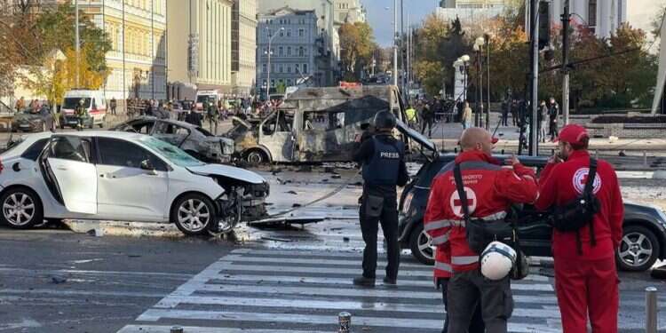 תוצאות ההפגזה הרוסית בקייב, אתמול. צילום: AFP ההפצצות של פוטין ניפצו את השקט השברירי בקייב