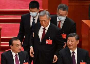 כשקודמו סולק מהבמה, שי ג'ינפינג השתלט סופית על סין