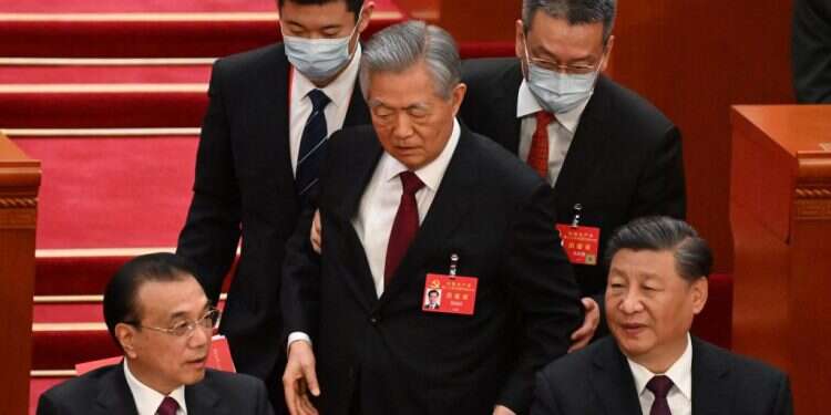 חו (עומד במרכז) מורחק מבימת הוועידה ה־20, בעוד שי (מימין) וראש הממשלה לי קצ'יאנג משתדלים להתעלם, בשבת. צילום: איי.אף.פי כשקודמו סולק מהבמה, שי ג'ינפינג השתלט סופית על סין