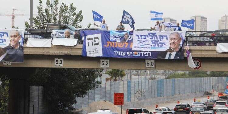 תומכי ליכוד על גשר בתל אביב, השבוע. צילום: AFP הבור השחור של המחנה הלאומי פותח תקווה למחנה השמאל