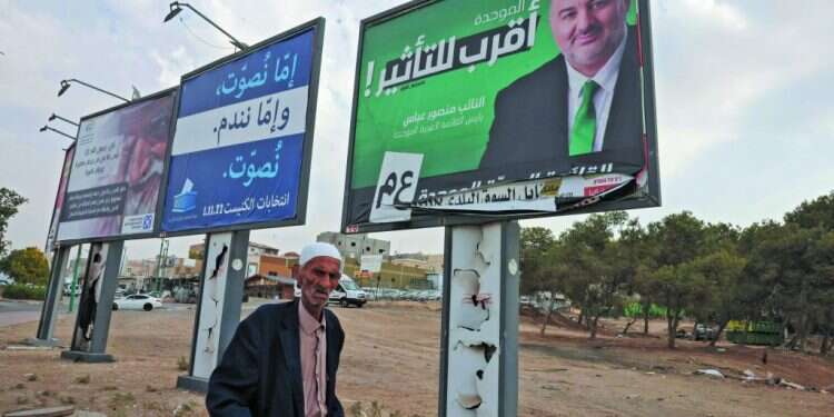 שלטי בחירות ברהט, השבוע. צילום: איי.אף.פי נוהרים? ארגוני השמאל מנסים להוציא את הערבים לקלפי