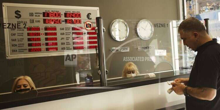 עמדה להמרת מטבעות באנקרה. צילום: איי.פי הלקח הישראלי מהאסון הכלכלי של ארדואן