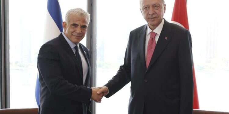 ראש הממשלה לפיד עם נשיא טורקיה ארדואן באו חיבוק לחמאס וקשרים מתהדקים עם ישראל: חידת ארדואן