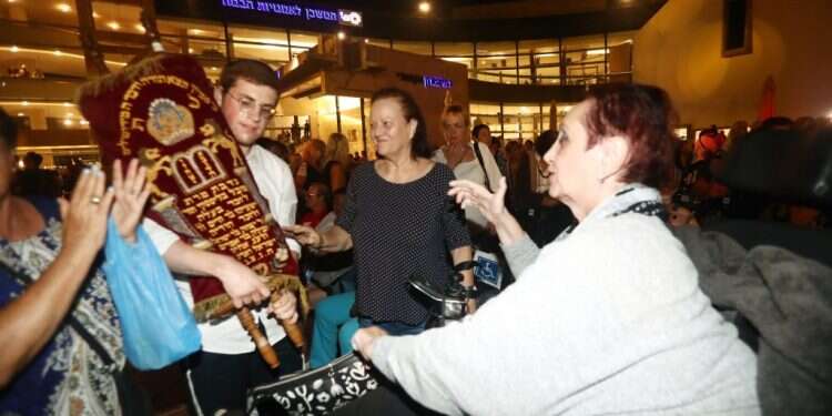 הקפות שניות במשכן לאמנויות הבמה בתל־אביב צילום: גדעון מרקוביץ רק בבית הכנסת: הנשים חוזרות לימי הביניים וכמעט לא קיימות