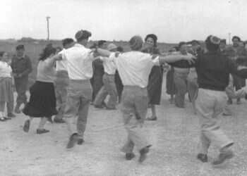 ריקודי עם בקבוצת יבנה, 1975. צילום: לע"מ