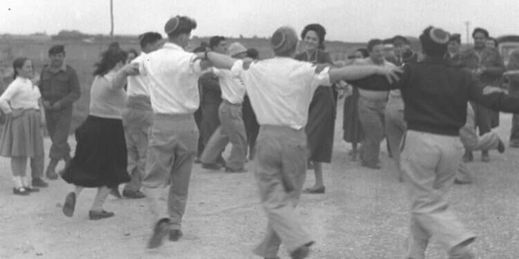 ריקודי עם בקבוצת יבנה, 1975. צילום: לע ריקודי עם בקבוצת יבנה, 1975. צילום: לע"מ