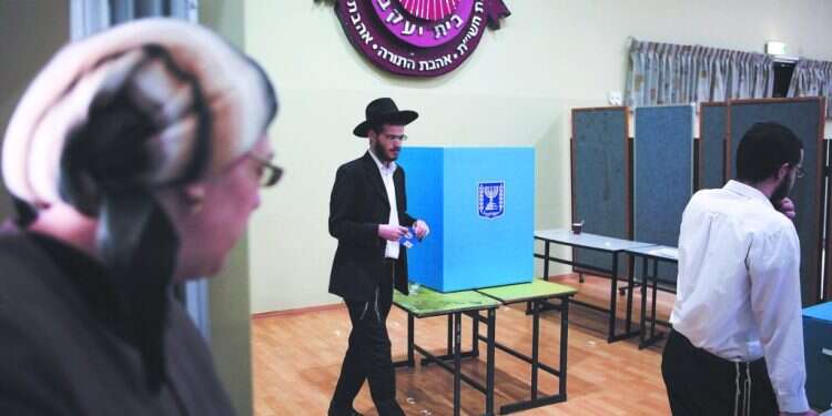 קלפי בבני ברק, 2013. צילום: יעקב נחומי/פלאש90 מה חושבות הנשים החרדיות על יוקר המחיה, פוליטיקה ועוצמה יהודית?