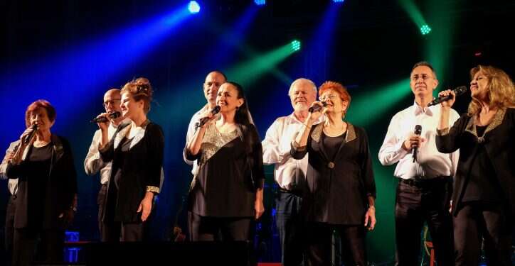 שוב יוצא הזמר: בשמאל מגייסים תרומות לגבעטרון, שנקלעה לקשיים עקב חזרתה המוקדמת לארץ