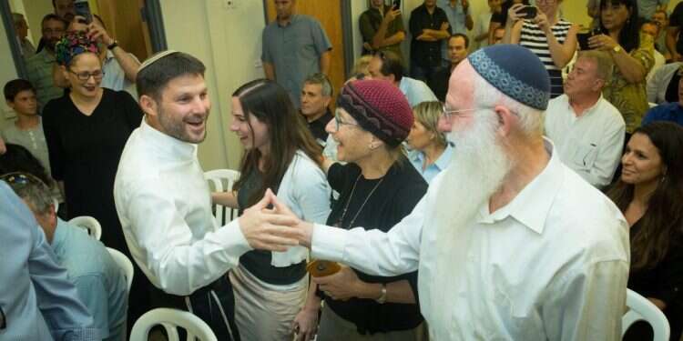 שונים אבל דומים: האחים סמוטריץ' פותחים את הכל