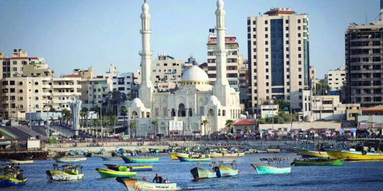 חוף הים של רצועת עזה, לפני המלחמה. צילום: חסן ג'די, פלאש 90 האם אחרי ההסכם עם לבנון תסכים ישראל לפיתוח שדה גז מול עזה?