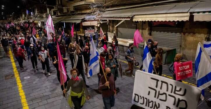 הפגנות בלפור. צילום: Yonatan Sindel/Flash90 משפטנים מכל הקשת הפוליטית מסכימים: צריך לבטל את עבירת "מרמה והפרת אמונים"