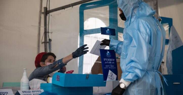 קלפי קורונה בבחירות 2021. צילום: שיר תורם, פלאש 90 חולי קורונה? כך תוכלו להצביע בבחירות