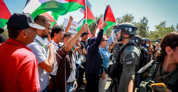 פלסטינים מפגינים בקבר שמואל הנביא, בחודש שעבר. צילום: פלאש 90 יזום ומאורגן: הרשות הפלסטינית עומדת מאחורי הלינץ' בקבר שמואל הנביא