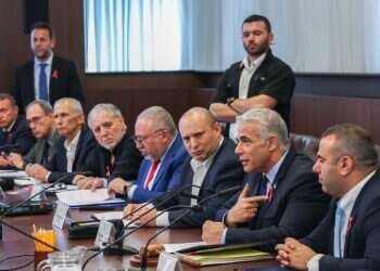 לאן נעלמו שומרי הסף? לפיד מעביר קיצוץ תקציבי בניגוד לעמדת אנשי המקצוע