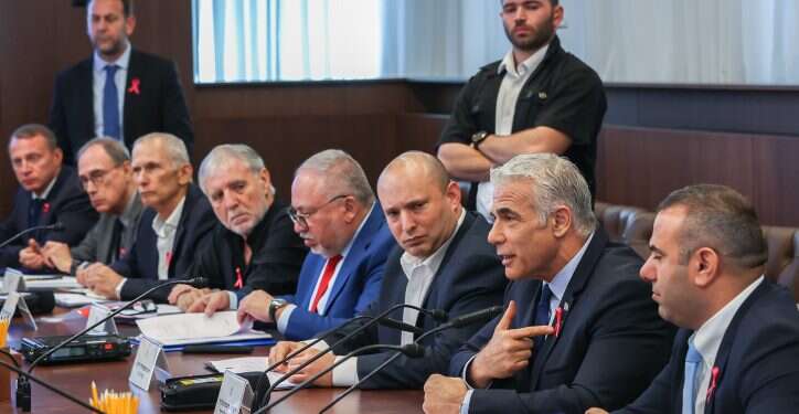 לאן נעלמו שומרי הסף? לפיד מעביר קיצוץ תקציבי בניגוד לעמדת אנשי המקצוע