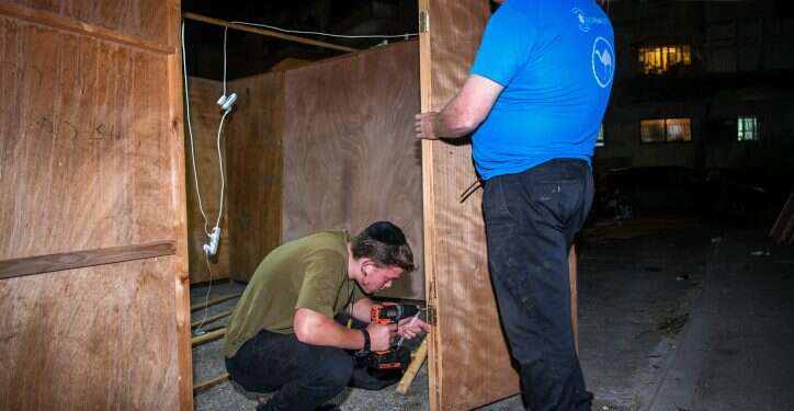 בונים סוכה, אילוסטרציה. צילום: אריה לייב אברמס, פלאש 90 סוכה סוכות