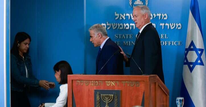 המפסיד והמנצח לכאורה. גנץ ולפיד במסיבת העיתונאים, שלשום. צילום: אוליבייה פיטוסי - פלאש 90 לפיד מתדלק את הזעם בימין