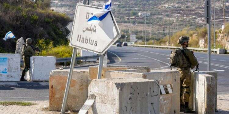 חיילים ליד הכפר חווארה. צילום: אריק מרמור, פלאש90 תקיפת החיילים בחווארה: המשטרה עצרה צעיר יהודי כבן 20