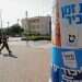 הקשית המפורסמת עובדת בכיוון ההפוך. שלטי בחירות בקצרין, השבוע. צילום: מיכאל גלעדי, פלאש 90 בתחרות ההכשלה העצמית השמאל מוביל בגדול