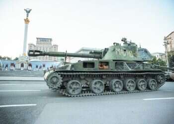 טנקים רוסיים שנתפסו על ידי האוקראינים מוצגים במרכז קייב. צילום: גטי אימג'ס הקרב על קייב: יומן מלחמה