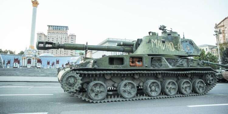 טנקים רוסיים שנתפסו על ידי האוקראינים מוצגים במרכז קייב. צילום: גטי אימג'ס הקרב על קייב: יומן מלחמה