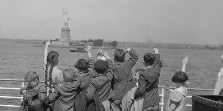 כמו תיבת נח: מי שלא ברח, בדרך כלל נכחד. יהודים מגיעים לאמריקה, 1900. צילום: גטי אימג'ס ארץ האפשרויות המוגבלות: רומן מסעיר על המהפכה בכוחם של יהודי העולם