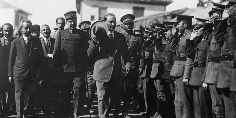 אטאטורק (במרכז) בביקור בבית ספר לקצינים בקונסטנטינופול, 1926 צילום: גטי אימג'ס מהתמוטטות האימפריה העות'מאנית ועד היום: 100 שנה להכרזת טורקיה כרפובליקה