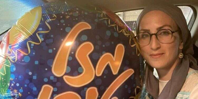 גיטי קליינרמן עם בלון יום ההולדת. צילום: באדיבות המשפחה אמא של מוישי קליינרמן חוגגת לו יום הולדת 17: "תתפללו שנזכה לחבק אותו"